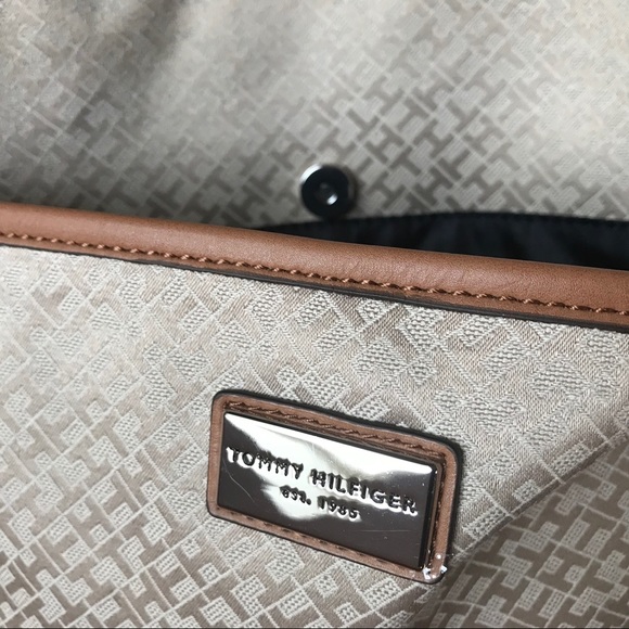 Tommy Hilfiger Beige Crossbody Purse, EUC, 10x11 - Picture 11 of 14